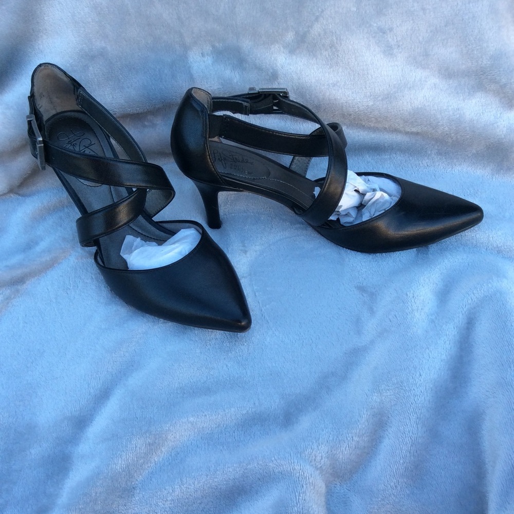 Black pumps